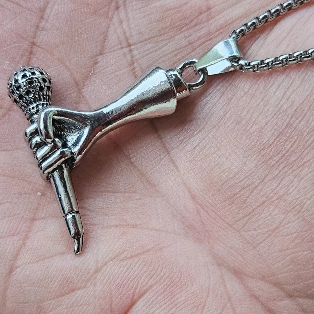 Fashion Necklace Mic in Hand Pendant Fashion Jewelry Silver Tone Chain Necklace